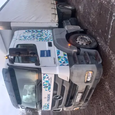 Грузовой тягач Mercedes-Benz Axor 1840L с полуприцепом SCHMITZ S01